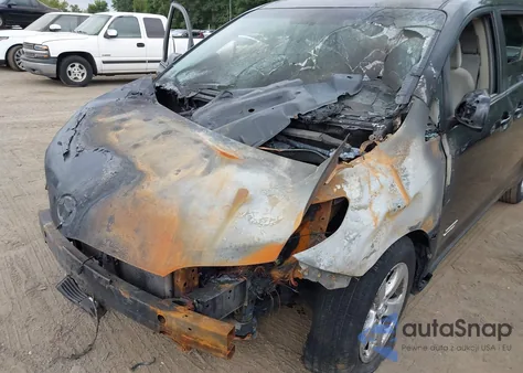 2015 Toyota Sienna Le 8 Passenger z USA, uszkodzony, nr VIN 5TDKK3DC7FS593662